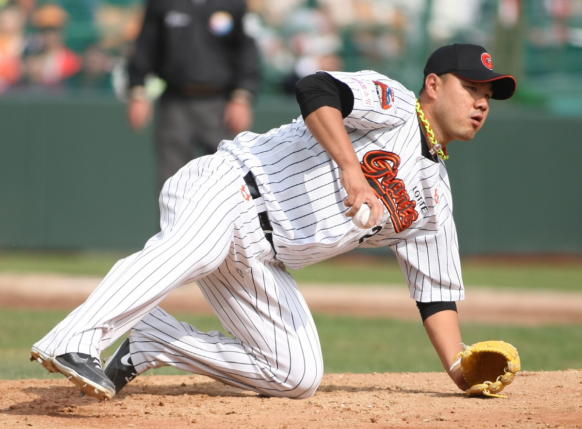 강습타구를 잡아내는 송승준선수.